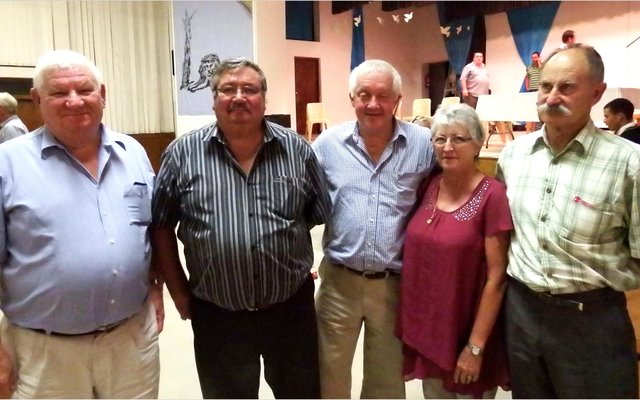Vlnr is Wollie Jacobs, John van Rooyen, Nico Nel, Marlene van Rooyen en Antoon Reiner tydens Nico Nel se optrede tbv Herberg-aan-See